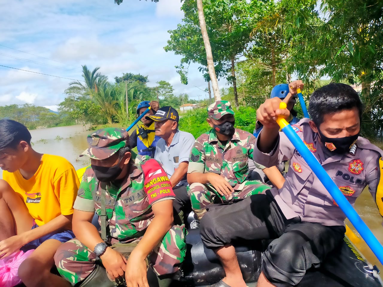 SIGAP!!! Anggota Bhabinkamtibmas Polsek Pagelaran Evakuasi Korban Banjir Anggota Bhabinkamtibmas Polsek Pagelaran