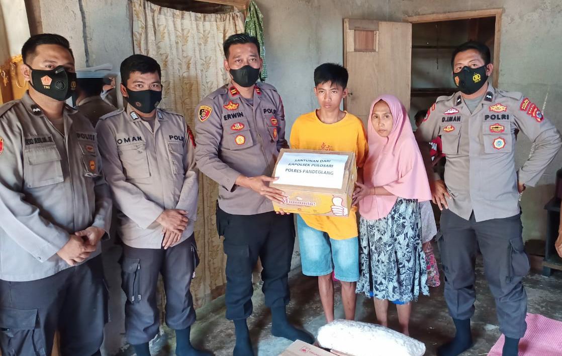 Polsek Pulosari Santuni Anak Yatim Penderita Kelainan Anus