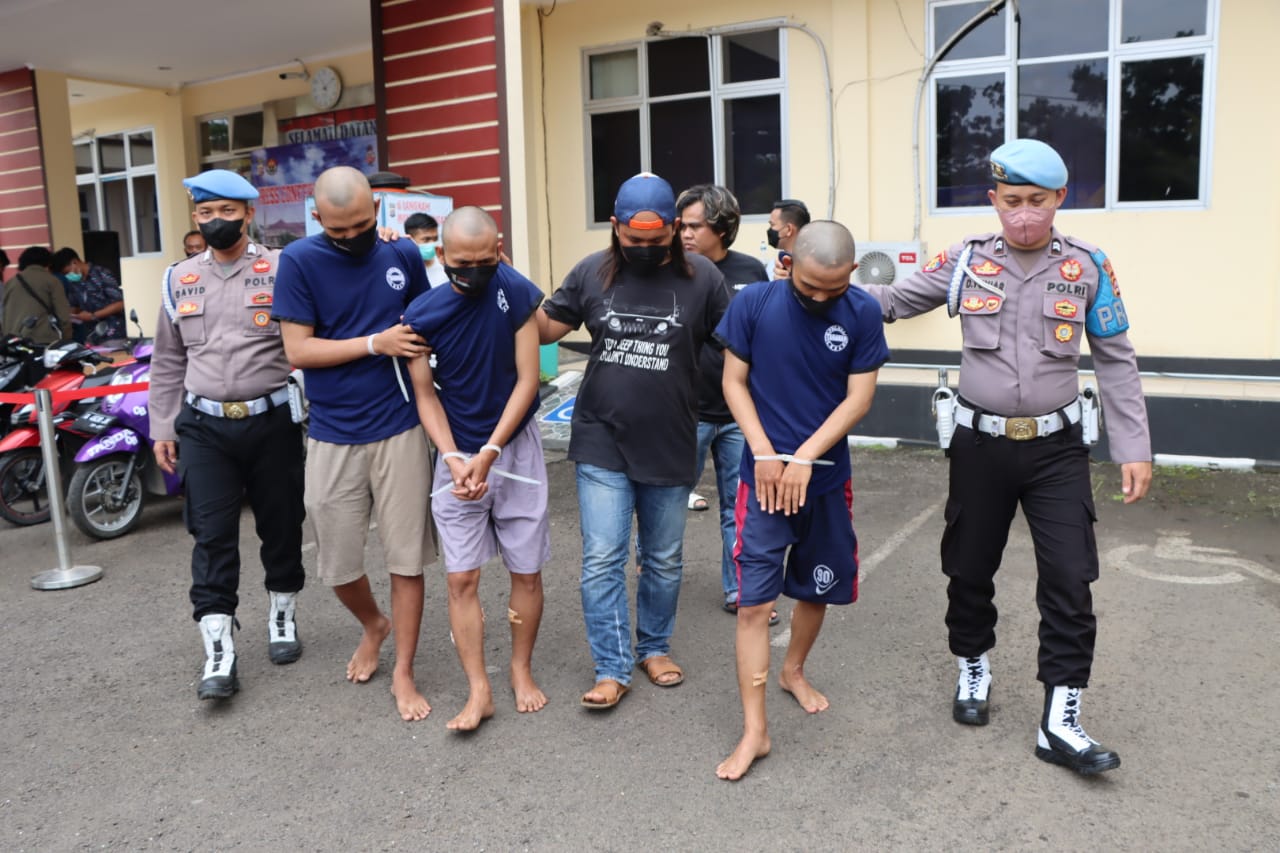 Dua Begal Motor Asal Serang Dibekuk, Tersangka dan Barang Bukti Diamankan