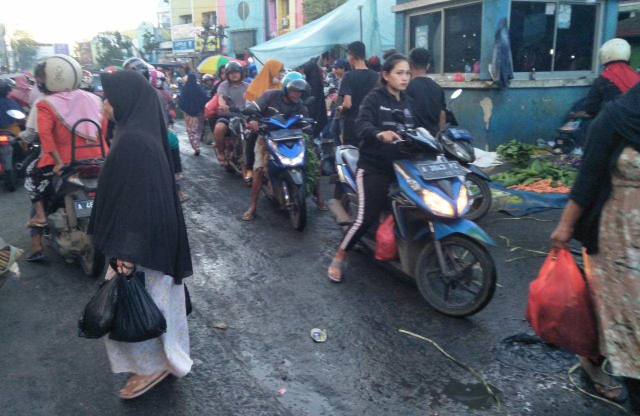 Rusak Parah, Akses Jalan ke Area Pasar Rangkasbitung Dikeluhkan
