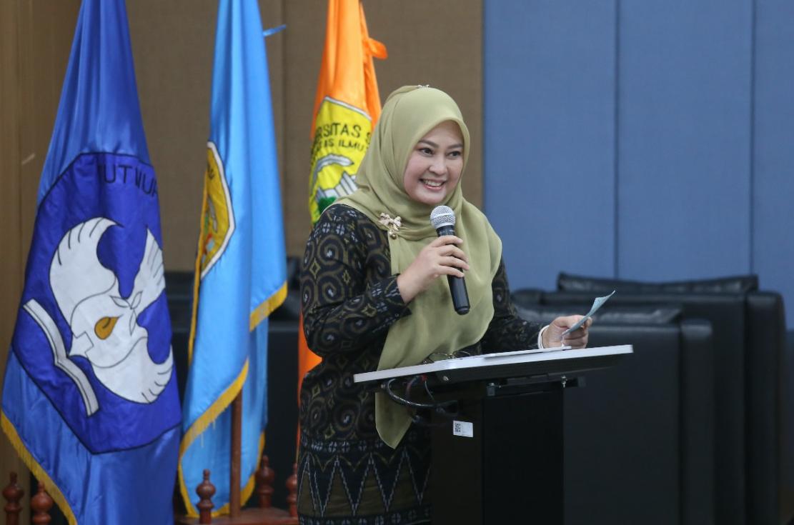 Dalam Acara Seminar, Bupati Pandeglang Irna Narulita Berbagi Ilmu dengan Sejumlah Dosen di Banten Bupati Pandeglang Irna Narulita menjadi narasumber ADIPSI