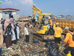 Pemkab, Pandawara, dan Warga Pandeglang Gugur Gunung Bersihkan Sampah Pantai Teluk