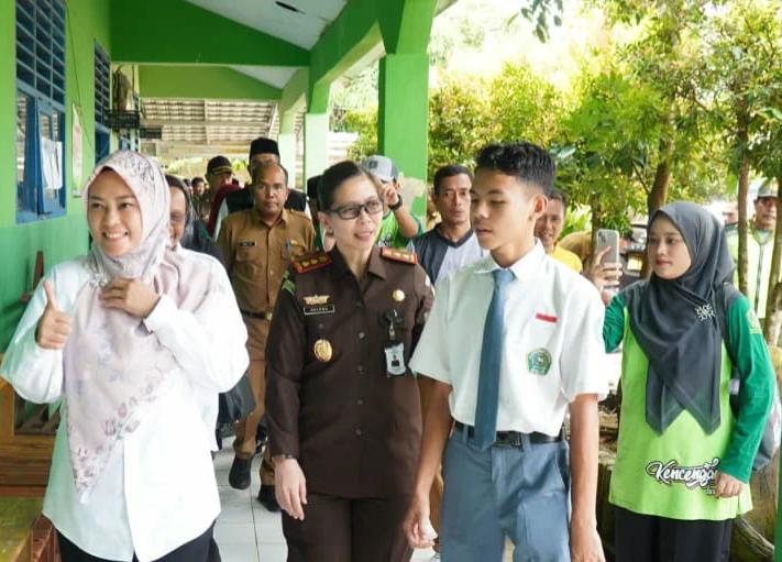 Bupati Irna Bantu Siswa MAN 4 Pandeglang Penjual Kue di Sekolah