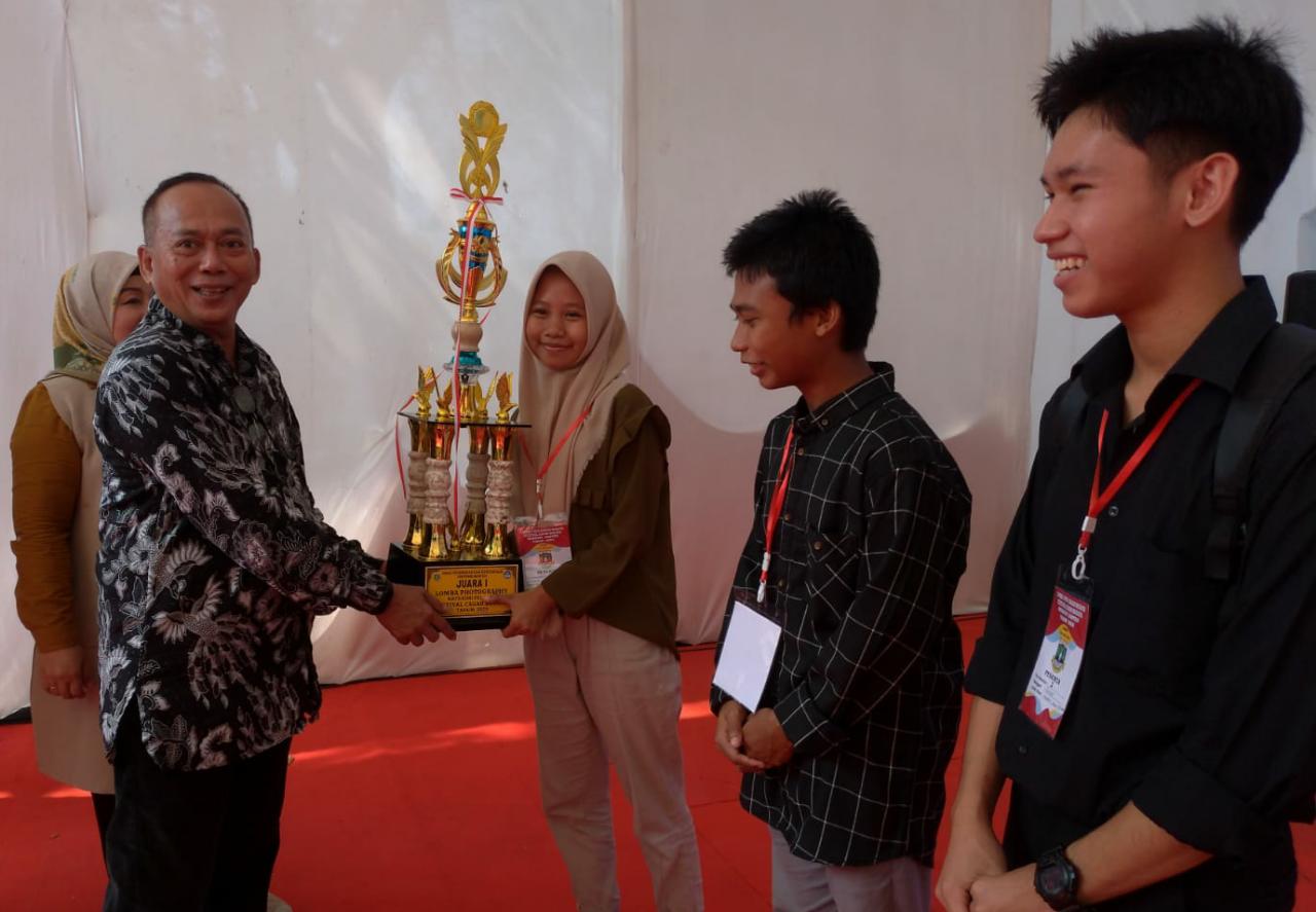 Pemenang lomba fotografi dengan objek cagar budaya Banten saat menerima piala, Minggu (16/7/2023). (Foto: Istimewa)