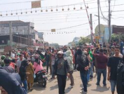 Demo Pedagang Rangkasbitung Berakhir Ricuh, Massa Bongkar Pagar Perlintasan KA Jalan RT Hardiwinangun