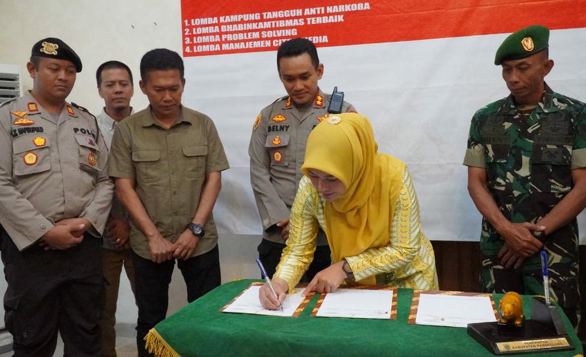 Irna Narulita menandatangani berita acara kerja sama penanganan Kamtibmas