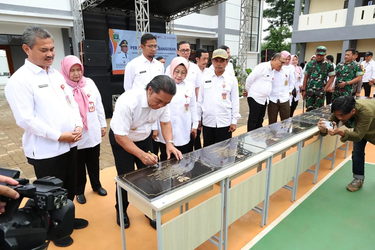 Pj Gubernur Banten Al Muktabar resmikan 18 layanan dasar di Tangerang