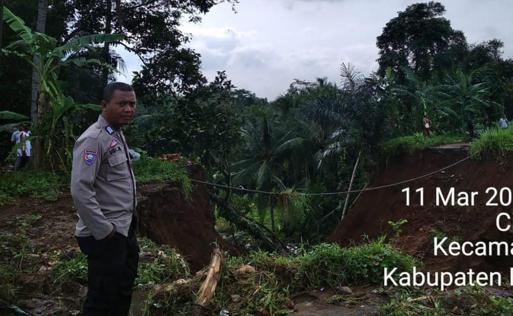 Dilanda Longsor, Jalan Poros Desa Menes-Cisata Terputus Bencana tanah longsor terjadi di Blok Kadubitung