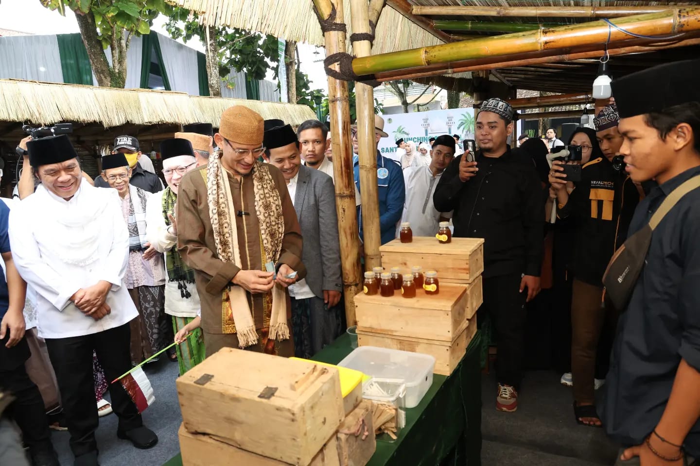 Menparekraf Luncurkan Santri Digitalpreneur 2024, Sandi: Nanti Bisa Menjadi Produsen Informasi Menparekraf RI Sandiaga Salahuddin Uno bersama Pj Gubernur Banten Al Muktabar