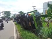 Hindari Tabrakan, Truk Air Mineral Terbalik di Ruas Jalan Rangkasbitung-Pandeglang Kecelakaan lalu lintas