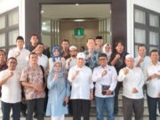 Tim Relawan Komando Andra-Dimyati Gelar Audiensi, Dukung Program Kerja Pemprov Banten ke Depan Pengurus Kobar foto bersama