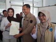 115 Sertifikat Tanah Program PTSL Desa Ciburial Selesai Diproses, Dewi Sebut Itu Bentuk Komitmen Pemerintah Penyerahan sertifikat tanah gratis