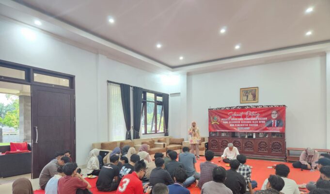 Anggota DPRD Banten Emuy Mulyanah Sosialisasikan Peraturan Daerah Pada Aktivis GMNI Lebak Emuy Mulyanah, anggota Fraksi PDI Perjuangan DPRD Banten