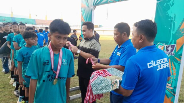 Wali Kota Cilegon Robinsar mengalungkan medali