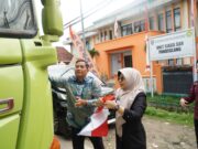 Bupati Pandeglang Bagi-Bagi Bendera Merah Putih pada Warga, Ajak Meriahkan HUT ke-80 Kemerdekaan RI Bagi-bagi bendera merah putih secara gratis