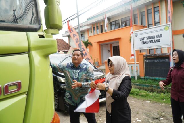 Bagi-bagi bendera merah putih secara gratis Bagi-bagi bendera merah putih secara gratis