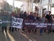 Demo Penolakan Pengelolaan Sampah Pandeglang Hitam Ricuh, Kaca Depan Kantor Bupati Pecah Demo massa aksi Pandeglang Hitam