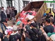 Semakin Berani, Pendemo Taburi Kantor Bupati dengan Sampah Rumah Tangga Demo penolakan pengelolaan sampah Kota Tangsel