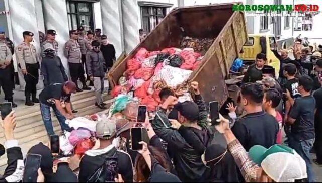 Demo penolakan pengelolaan sampah Kota Tangsel