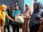 PKK Banten Salurkan Bantuan Nutrisi Bagi Keluarga Berisiko Stunting di Pandeglang Ketua TP PKK Provinsi Banten Tinawati Andra Soni