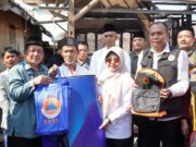 Dua Korban Kebakaran di Kampung Kuranten Dapatkan Bantuan, Bupati: Kami Turut Prihatin Atas Kejadian Ini Penyaluran bantuan korban kebakaran
