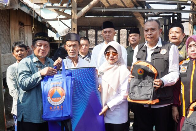 Penyaluran bantuan korban kebakaran