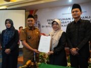 Tindaklanjuti SE Perpanjangan Jabatan dari Mendagri, Bupati Pandeglang Kukuhkan Jabatan 102 Kades Penyerahan SK Perpanjangan Kepala Desa