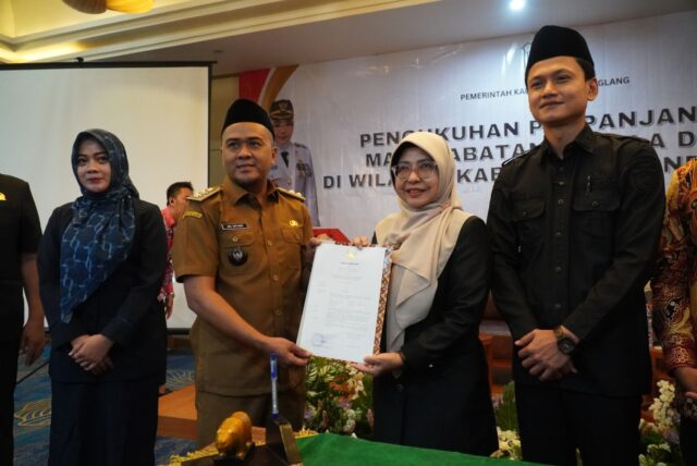 Penyerahan SK Perpanjangan Kepala Desa