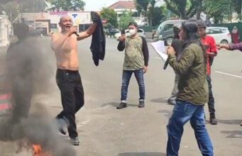 Kecewa Terhadap Kinerja Pemkab dan Anggota DPRD Lebak, Puluhan Warga Demo Kantor Bupati Unjuk rasa di depan kantor Bupati Lebak