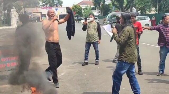 Unjuk rasa di depan kantor Bupati Lebak