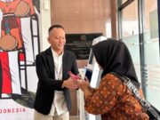 Rayakan Harpelnas 2025, BRI Cabang Pandeglang Berikan Merchandise Gratis pada Nasabah Pimpinan Cabang BRI Pandeglang Indrayana