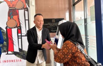 Rayakan Harpelnas 2025, BRI Cabang Pandeglang Berikan Merchandise Gratis pada Nasabah Pimpinan Cabang BRI Pandeglang Indrayana