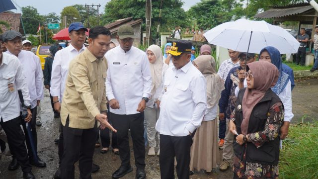 Bupati Pandeglang Raden Dewi Setiani bersama Gubernur Banten Andra Soni memantau proyek jalan