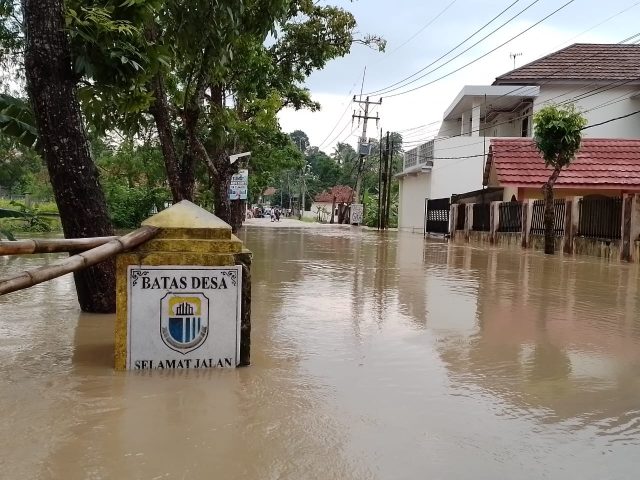 Jalan alternatif terendam banjir