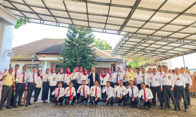 Foto bersama pimpinan cabang dan Karyawan BRI Pandeglang