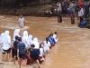 Miris! Puluhan Pelajar di Pandeglang Harus Berjuang Keras Menyeberangi Arus Sungai agar Bisa Tiba di Sekolah Pelajar di Pandeglang terpaksa menyeberangi arus sungai