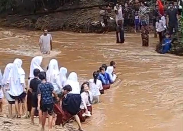 Pelajar di Pandeglang terpaksa menyeberangi arus sungai