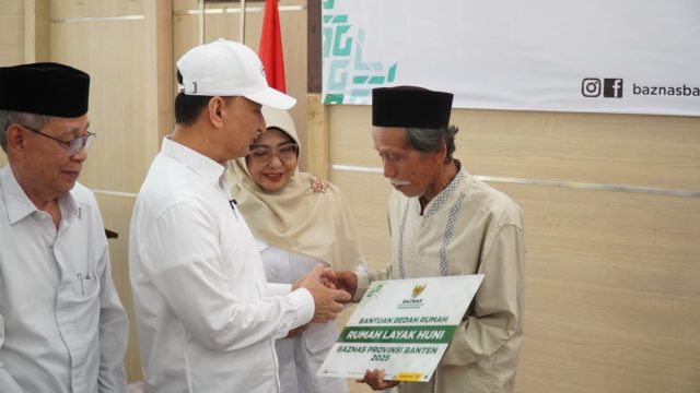 Penyerahan bantuan rumah layak huni dari Baznas Banten