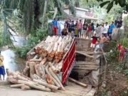 Lapuk Dimakan Usia, Jembatan Penghubung Antardesa di Kecamatan Cimanggu Ambruk Jembatan Cimanggu ambruk