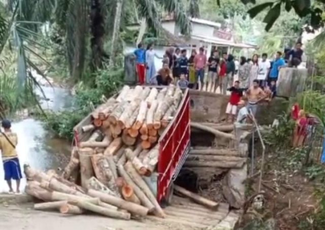 Jembatan Cimanggu ambruk Jembatan Cimanggu ambruk