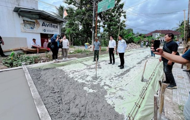 Meninjau proyek jalan Bang Andra