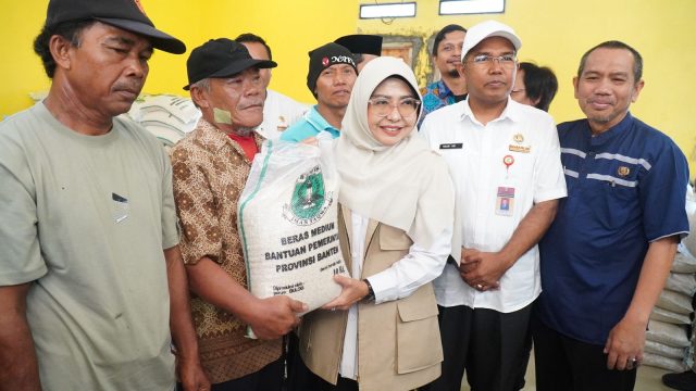 Penyalurkan bantuan beras CPP Penyalurkan bantuan beras CPP