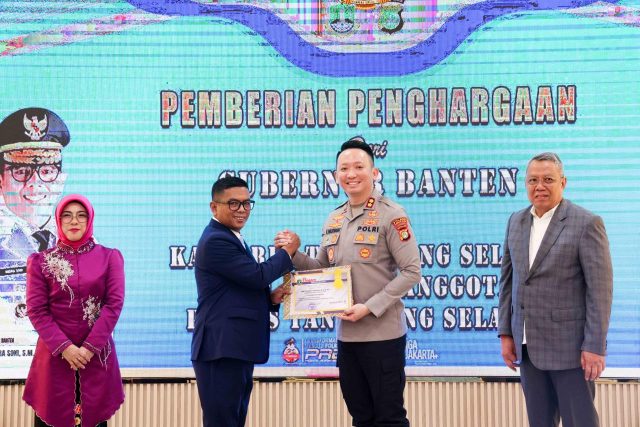 Pemberian penghargaan ke Kapolres Tangsel Pemberian penghargaan ke Kapolres Tangsel