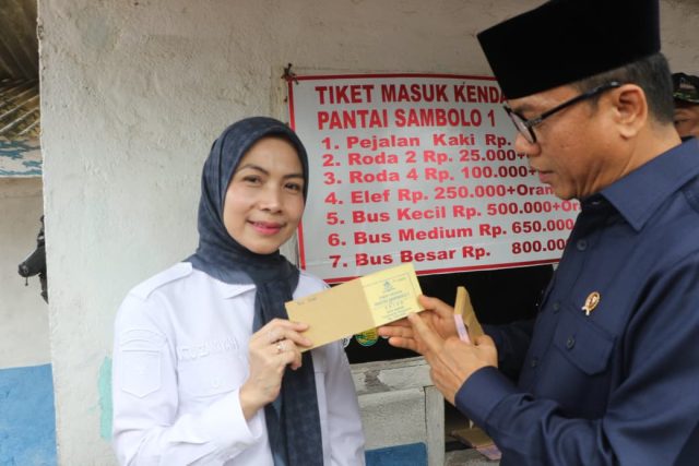 Peninjauan di Pantai Pulorida Peninjauan di Pantai Pulorida, Kecamatan Cinangka