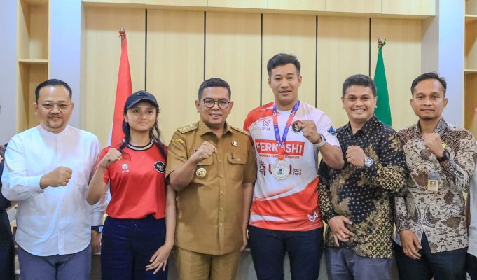 Gubernur Banten Dukung Laga Atlet Kurash Asal Kota Tangerang di Asian Games 2026 Foto bersama dengan atlet kurash