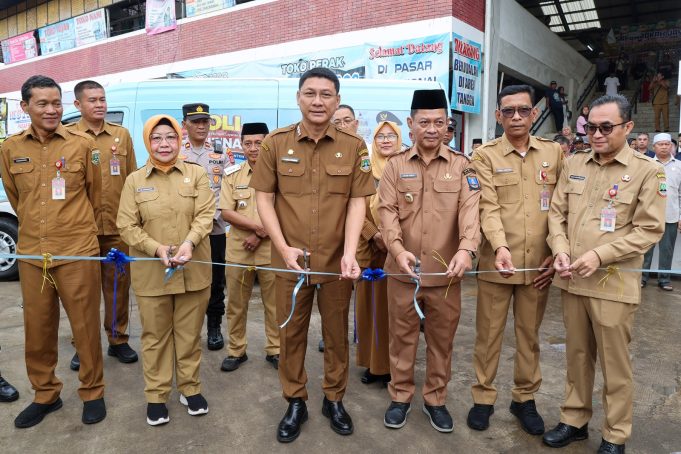 Gunting pita peluncuran POLI perizinan