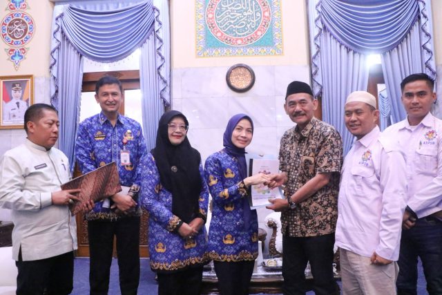 Menerima perwakilan buruh