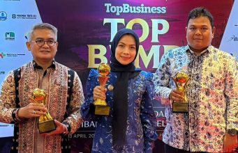 Bupati Serang Raih Penghargaan Top Pembina BUMD 2026 dari Majalah Top Business Penghargaan Top Pembina BUMD