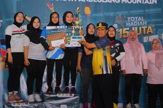Penyerahan Kejuaraan Bulu Tangkis Spirit 152 Penyerahan Kejuaraan Bulu Tangkis Spirit 152