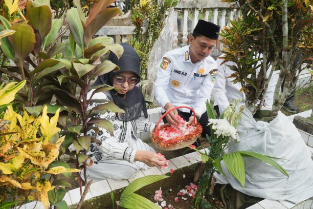 Ziarah ke makam pahlawan